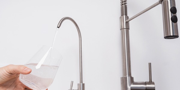 Cómo funciona la osmosis inversa doméstica y qué impacto real tiene en la calidad del agua que bebes