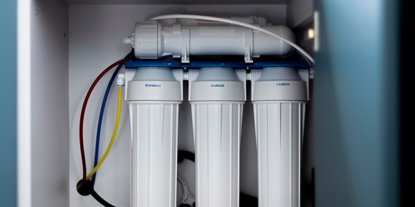 Òsmosi inversa domèstica i els seus avantatges reals davant de l’aigua embotellada