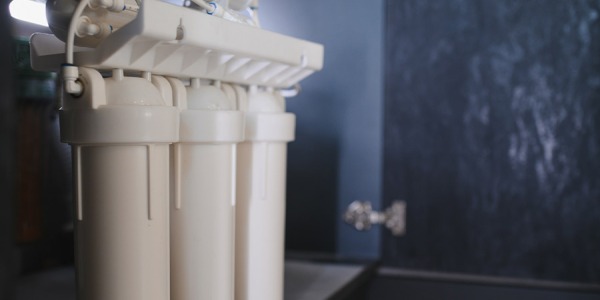 Filtres d’aigua domèstics: avantatges davant l’aigua embotellada